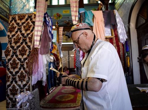 Pelerins juifs dansla synagogue de la Ghriba durant le pelerinage juif annuel au village de Erriadh ou Hara Sghira sur l'ile de djerba
