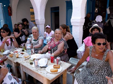 Déjeuner dasn le caravanserail de la synagogue de la Ghriba durant le pelerinage juif annuel au village de Erriadh ou Hara Sghira sur l'ile de djerba