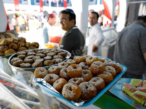 Patissiers dans la cour du caravanserail de la synagogue de la Ghriba durant le pelerinage juif annuel au village de Erriadh ou Hara Sghira sur l'ile de djerba