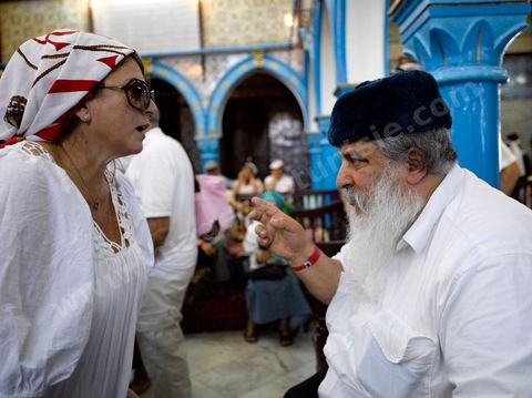 Scène avec pélerins et rabins dans la synagogue de la Ghriba durant le pelerinage juif annuel au village de Erriadh ou Hara Sghira sur l'ile de djerba