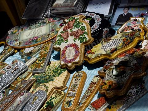 Boutiques de souvenirs à la synagogue de la Ghriba durant le pelerinage juif annuel au village de Erriadh ou Hara Sghira sur l'ile de djerba