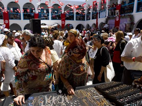 Femmes pendant les enchères dans le caravanserail de la synagogue de la Ghriba durant le pelerinage juif annuel au village de Erriadh ou Hara Sghira sur l'ile de djerba