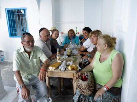 Déjeuner dans le caravanserail de la synagogue de la Ghriba durant le pelerinage juif annuel au village de Erriadh ou Hara Sghira sur l'ile de djerba