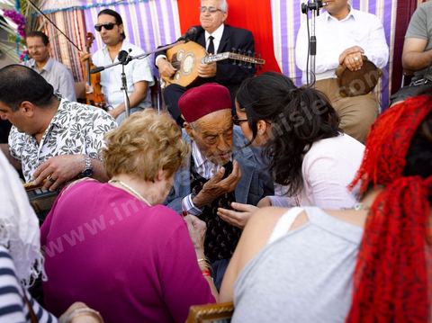 Pelerin et rabin dans le caravanserail dans la synagogue de la Ghriba durant le pelerinage juif annuel au village de Erriadh ou Hara Sghira sur l'ile de djerba