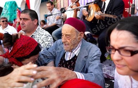 Pelerin et rabin dans le caravanserail dans la synagogue de la Ghriba durant le pelerinage juif annuel au village de Erriadh ou Hara Sghira sur l'ile de djerba