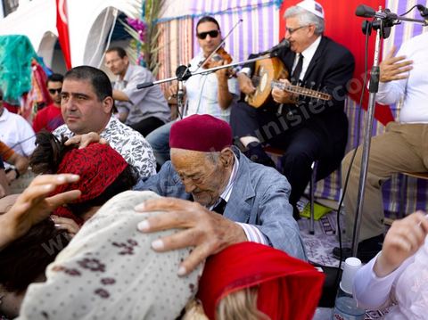 Pelerin et rabin dans le caravanserail dans la synagogue de la Ghriba durant le pelerinage juif annuel au village de Erriadh ou Hara Sghira sur l'ile de djerba