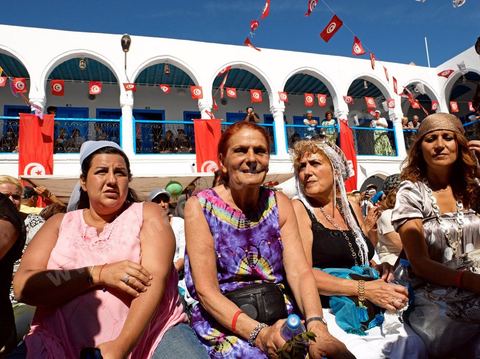 Femmes pendant les enchères dans le caravanserail de la synagogue de la Ghriba durant le pelerinage juif annuel au village de Erriadh ou Hara Sghira sur l'ile de djerba