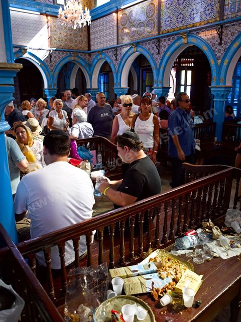 Scène de pélérins à l'intérieur de la synagogue de la Ghriba durant le pelerinage juif annuel au village de Erriadh ou Hara Sghira sur l'ile de djerba