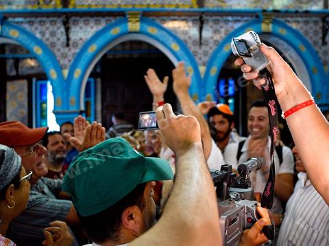 Scène de pélérins à l'intérieur de la synagogue de la Ghriba durant le pelerinage juif annuel au village de Erriadh ou Hara Sghira sur l'ile de djerba