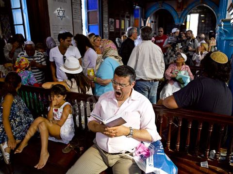 Scène de pélérins à l'intérieur de la synagogue de la Ghriba durant le pelerinage juif annuel au village de Erriadh ou Hara Sghira sur l'ile de djerba