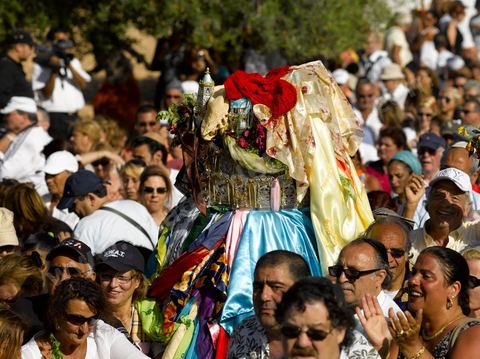 Procession dans les rues de Hara Sghira à Erriadh lieu où se trouve la synagogue de la Ghriba durant le pelerinage juif annuel au village de Erriadh ou Hara Sghira sur l'ile de djerba