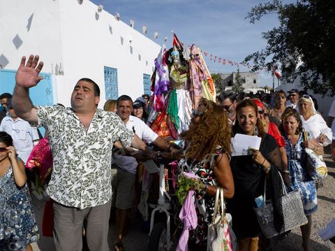 Procession dans les rues de Hara Sghira à Erriadh lieu où se trouve la synagogue de la Ghriba durant le pelerinage juif annuel au village de Erriadh ou Hara Sghira sur l'ile de djerba