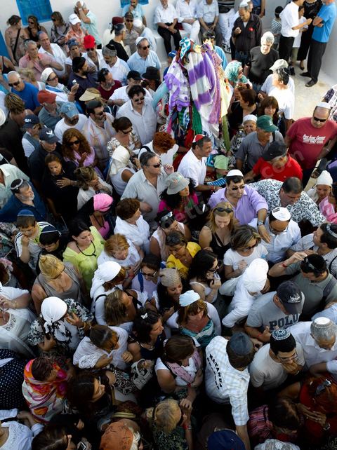 Procession dans une petite synagogue de Hara Sghira à Erriadh lieu où se trouve la synagogue de la Ghriba durant le pelerinage juif annuel au village de Erriadh ou Hara Sghira sur l'ile de djerba