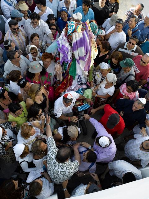 Procession dans une petite synagogue de Hara Sghira à Erriadh lieu où se trouve la synagogue de la Ghriba durant le pelerinage juif annuel au village de Erriadh ou Hara Sghira sur l'ile de djerba