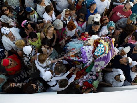 Procession dans une petite synagogue de Hara Sghira à Erriadh lieu où se trouve la synagogue de la Ghriba durant le pelerinage juif annuel au village de Erriadh ou Hara Sghira sur l'ile de djerba