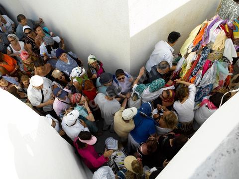 Procession dans une petite synagogue de Hara Sghira à Erriadh lieu où se trouve la synagogue de la Ghriba durant le pelerinage juif annuel au village de Erriadh ou Hara Sghira sur l'ile de djerba