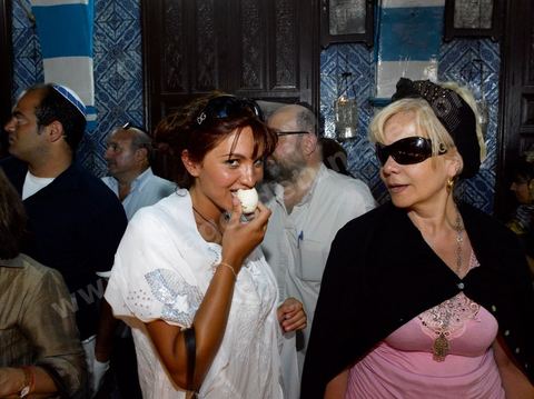 Pelerins brulant des cierges et faisant des voeux dans la synagogue de la Ghriba durant le pelerinage juif annuel au village de Erriadh ou Hara Sghira sur l'ile de djerba