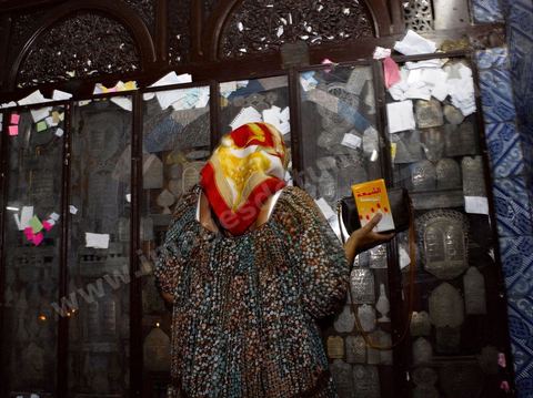 Pelerins brulant des cierges et faisant des voeux dans la synagogue de la Ghriba durant le pelerinage juif annuel au village de Erriadh ou Hara Sghira sur l'ile de djerba