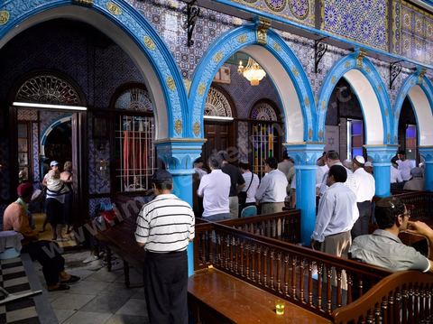 Pelerins hommes priant dans la synagogue de la Ghriba durant le pelerinage juif annuel au village de Erriadh ou Hara Sghira sur l'ile de djerba