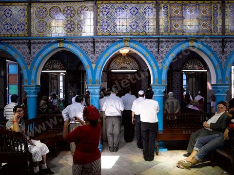 Pelerins hommes priant dans la synagogue de la Ghriba durant le pelerinage juif annuel au village de Erriadh ou Hara Sghira sur l'ile de djerba
