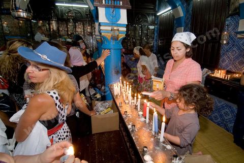 Pelerins brulant des cierges et faisant des voeux dans la synagogue de la Ghriba durant le pelerinage juif annuel au village de Erriadh ou Hara Sghira sur l'ile de djerba