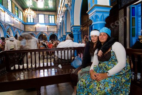 Pelerins dans la synagogue de la Ghriba durant le pelerinage juif annuel au village de Erriadh ou Hara Sghira sur l'ile de djerba