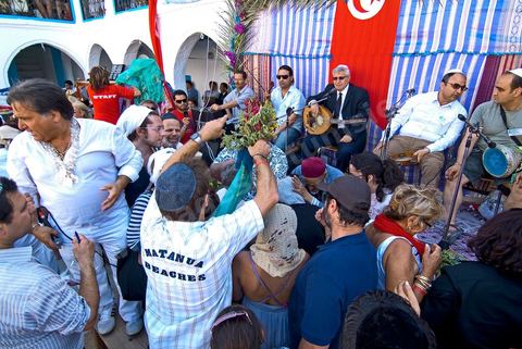 Enchères dans le caravanserail de la synagogue de la Ghriba durant le pelerinage juif annuel au village de Erriadh ou Hara Sghira sur l'ile de djerba