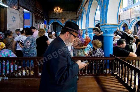 Rabin priant dasn la synagogue de la Ghriba durant le pelerinage juif annuel au village de Erriadh ou Hara Sghira sur l'ile de djerba