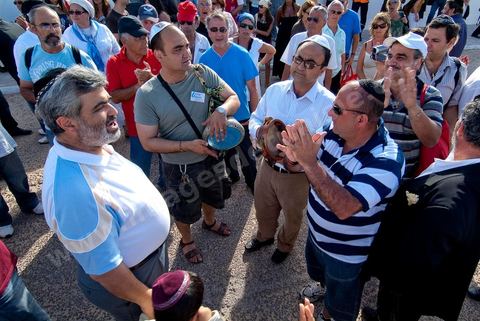 Procession dans les rues de Hara Sghrira Erriadh ville où se trouve la synagogue de la Ghriba durant le pelerinage juif annuel au village de Erriadh ou Hara Sghira sur l'ile de djerba