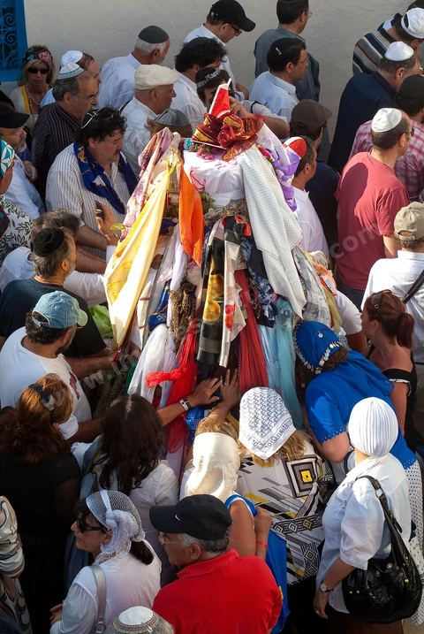 Procession dans les rues de Hara Sghrira Erriadh ville où se trouve la synagogue de la Ghriba durant le pelerinage juif annuel au village de Erriadh ou Hara Sghira sur l'ile de djerba