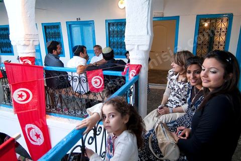 Pelerins dans le caravanserail de la synagogue de la Ghriba durant le pelerinage juif annuel au village de Erriadh ou Hara Sghira sur l'ile de djerba