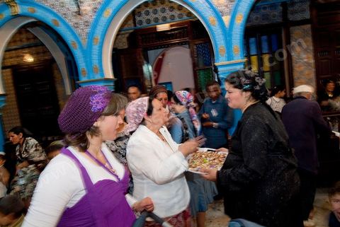 Pelerins dans la synagogue de la Ghriba durant le pelerinage juif annuel au village de Erriadh ou Hara Sghira sur l'ile de djerba