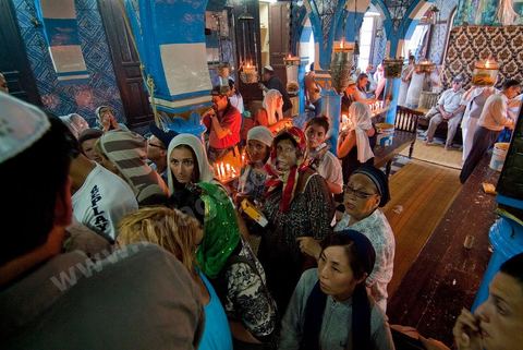 Pelerins brulant des cierges et faisant des voeux dans la synagogue de la Ghriba durant le pelerinage juif annuel au village de Erriadh ou Hara Sghira sur l'ile de djerba