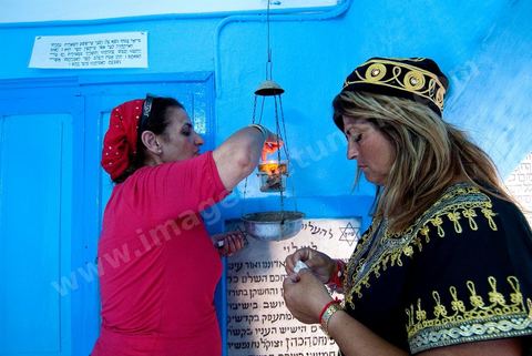 Pelerins dans une petite synagogue bleue à Hara Sghira Erriadh durant le pelerinage juif annuel au village de Erriadh ou Hara Sghira sur l'ile de djerba