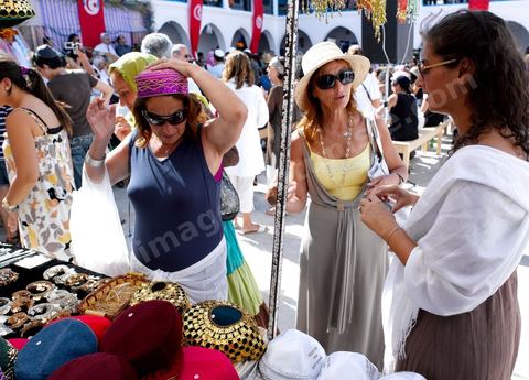 Bijoutiers dans la cour du caravanserail à la synagogue de la Ghriba durant le pelerinage juif annuel au village de Erriadh ou Hara Sghira sur l'ile de djerba