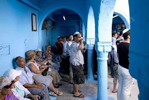Pelerins juifs et prières dans une petite synagogue bleue à Hara Sghira Erriadh durant le pelerinage juif annuel au village de Erriadh ou Hara Sghira sur l'ile de djerba