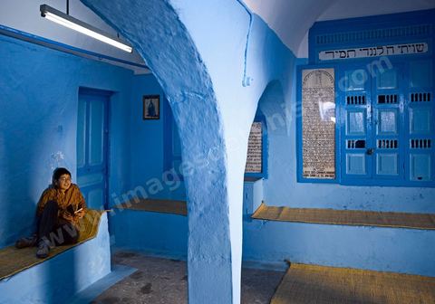 Pelerins juifs dans une petite synagogue bleue à Hara Sghira Erriadh durant le pelerinage juif annuel au village de Erriadh ou Hara Sghira sur l'ile de djerba