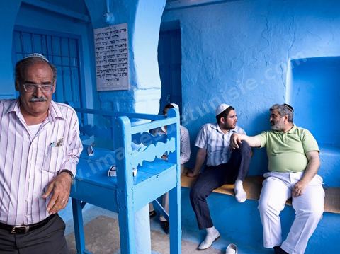Pelerins juifs dans une petite synagogue bleue à Hara Sghira Erriadh durant le pelerinage juif annuel au village de Erriadh ou Hara Sghira sur l'ile de djerba