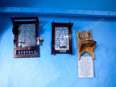 Pelerins juifs dans une petite synagogue bleue à Hara Sghira Erriadh durant le pelerinage juif annuel au village de Erriadh ou Hara Sghira sur l'ile de djerba