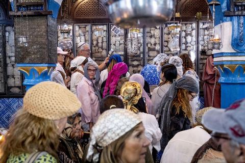 A la synagogue de la Ghriba à Hara Sghira, le premier jour du péleringae connait son effervescence, prières, dépots des oeufs avec les voeux dans la grotte, dons et enchères pour la communauté juive djerbienne. 