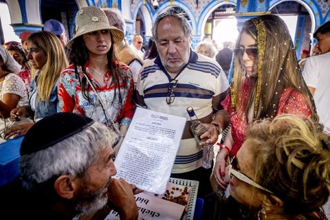 A la synagogue de la Ghriba à Hara Sghira, le premier jour du péleringae connait son effervescence, prières, dépots des oeufs avec les voeux dans la grotte, dons et enchères pour la communauté juive djerbienne. 