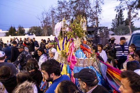 Pendant le pélerinage juive d ela synagogue de la Ghriba la tradition est la procession de la Manara. Ce chariot, couvert de foulards, symboles de voeux déposés toute la journée par les femmes, est tiré par les pélérins à travers les rues de Hara Sghira. Ces dernières années pour des raisons de sécurité, le parcours a été réduit et la procession quitte l'enceinte d ela synagogue et parcours 200 m, elle longera avec près de 300 personnes le mur de l'école musulmane voisine qui sera le lieu de refuge et d'attaque du terroriste une heure après le passage d ela procession et des pélérins, 