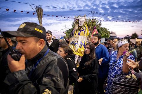 Pendant le pélerinage juive d ela synagogue de la Ghriba la tradition est la procession de la Manara. Ce chariot, couvert de foulards, symboles de voeux déposés toute la journée par les femmes, est tiré par les pélérins à travers les rues de Hara Sghira. Ces dernières années pour des raisons de sécurité, le parcours a été réduit et la procession quitte l'enceinte d ela synagogue et parcours 200 m, elle longera avec près de 300 personnes le mur de l'école musulmane voisine qui sera le lieu de refuge et d'attaque du terroriste une heure après le passage d ela procession et des pélérins, 