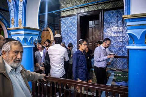 A la synagogue de la Ghriba à Hara Sghira, le deuxième et dernier jour du pélerinagee connait son effervescence, prières, dépots des oeufs avec les voeux dans la grotte, dons et enchères pour la communauté juive djerbienne. 