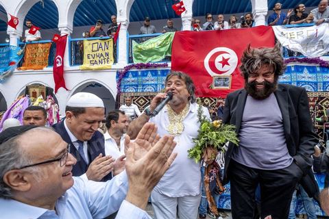 A la synagogue de la Ghriba à Hara Sghira, le premier jour du pélerinage connait son effervescence, prières, dépots des oeufs avec les voeux dans la grotte, dons et enchères pour la communauté juive djerbienne. Visite au coeur du caracansérail de Hassen Chalghoumi, Imam de Drancy d'origine tunisienne et Marek Halter, écrivain juif de rnom. Tous deux ont faits un disocurs d'appel à la paix et la communion entre les religions. 