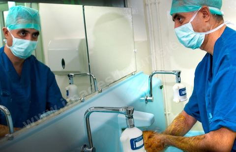 Le Dr Tahar Khalfallah, chirurgien, se préparant avant d'entrer au bloc opératoire pour une opération chirurgicale à l'hopital Mongi Slim de la Marsa