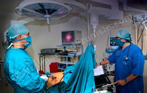 Le Dr Tahar Khalfallah, chirurgien, et le Dr Mohamed Salah Ben Ammar, anesthésiste, durant une opération chirurgicale au bloc opératoire à l'hopital Mongi Slim de la Marsa