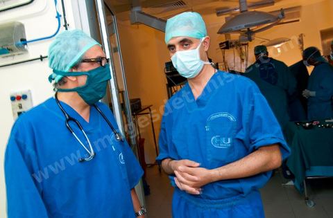 Le Dr Tahar Khalfallah, chirurgien, et le Dr Mohamed Salah Ben Ammar, anesthésiste, à la sortie d'une opération chirurgicale au bloc opératoire à l'hopital Mongi Slim de la Marsa