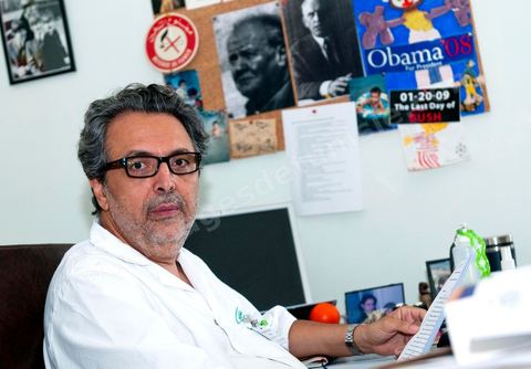 portrait du Dr Mohamed Salah Ben Ammar (au second plan), anesthésiste, à son bureau de l'hopital Mongi Slim de la Marsa