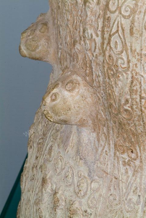 GRANDE JARRE  À DÉCOR ' CÉRÉMONIEL '. Al-Djézirah (Nord de l'Iraq), fin de l'époque abbaside, 12  -13  siècle.Pâte argileuse, décor à la barbotine, modelé et estampillé. Une technique, connue dès l'Antiquité, qu'on retrouve au tout début de l'ère abbaside (750-1258), dans une poterie comparable mais moins spectaculaire et au rendu plus naïf. Ici l'ornementation est très dense. Elle couvre l'ensemble de la pièce et met en relief des figures couronnées, des protomés de lion, des personnages superposés et des motifs en arabesque. Le rendu recherché, fin et précis est comparable aux fines ciselures de l'orfèvrerie. La monumentalité confère à la pièce encore plus d'expressivité. Le thème est rare et non dépourvu d'étrangeté. Il  évoque une scène de rassemblement cérémoniel, en grande pompe, se déroulant sous la bienveillance de figures protectrices flanquées de lions. S'agit-il d'une symbolique royale ou d'une réminiscence de l'ancien culte oriental de la déesse-mère? Les visages "aplatis", aux contours pleins et ronds comme la lune, les sourcils et les yeux particulièrement étirés, les lèvres menus légèrement esquissées, font sans doute écho aux descriptions de la beauté dans la poésie classique arabe et persane. Ces figures ne sont d'ailleurs, ni réelles, ni réalistes. L'objet n'est que l'idée de l'objet, un visage est une pure idée du visage.  Une oeuvre singulière à classer parmi les rares survivances d'une expression orientale de la "sculpture". Elle témoigne de la force d'un courant iconophile (passionné d'images) et iconosophe (spiritualisant la figuration) dans l'art arabe et musulman à la fin de son premier "âge d'or". - Musée Lella Hadria à Djerba Explore